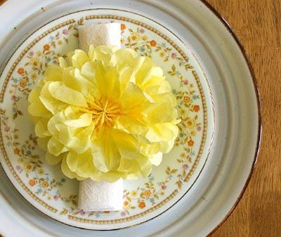 Hoa từ giấy trang trí bàn ăn thêm đẹp