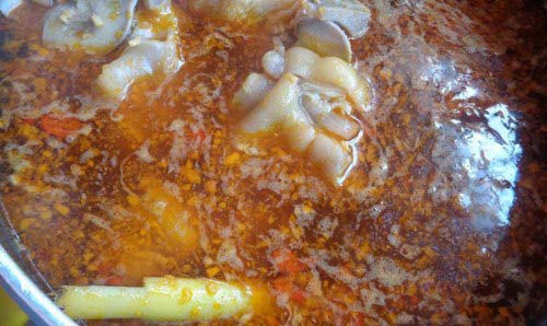 Cách nấu bún bò Huế tại nhà thơm ngon cay nồng hương ớt sa tế