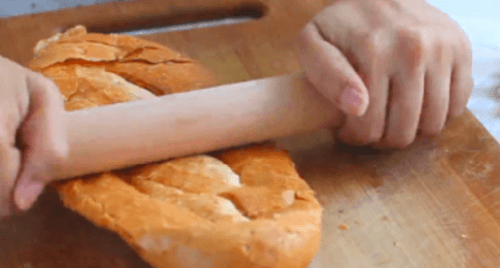 Cách làm bánh mì nướng muối ớt siêu ngon đất Sài Gòn