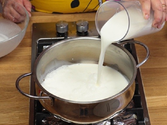 Cách làm bánh flan sữa tươi mềm mịn ngọt mát ai cũng thích mê