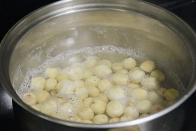 Cách nấu chè long nhãn hạt sen xứ Huế thanh nhã mát lạnh ngày hè