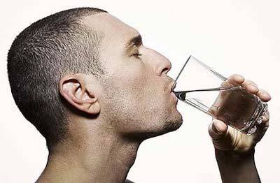 Uống nước đúng cách và nên uống bao nhiêu nước mỗi ngày