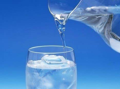 Uống nước đúng cách và nên uống bao nhiêu nước mỗi ngày